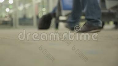 男腿穿着训练鞋在公共场所行走，脚步声