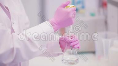 生物技术专家抽取液体样本进行测试