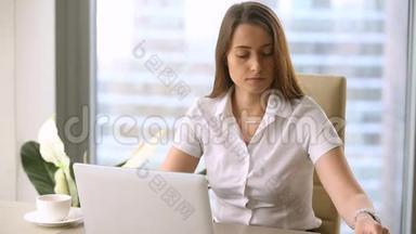 有魅力的女商人使用笔记本电脑，学习图表，做报告，<strong>财务报告</strong>