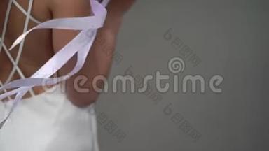 年轻的新娘穿着婚纱，在城市里捧着花束。 白色<strong>豪</strong>华<strong>礼</strong>服
