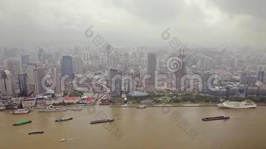多艘驳船沿河航行，途经上海。 中国上海