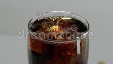 冰块在一杯可乐中缓慢落下-<strong>清爽</strong>的苏打水