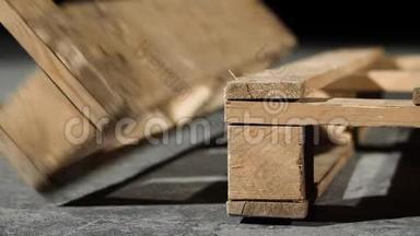木制托盘的特写。 灰色混凝土地板上木制托盘的角度。 使用托盘生产家具