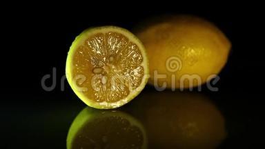 一片柠檬和一整片多汁的柠檬放在一张深色的桌子上。 <strong>高清高清</strong>