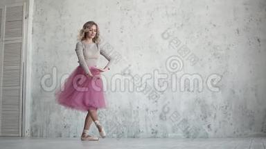 一个优雅的<strong>芭蕾舞</strong>演员穿着粉红色的<strong>芭蕾舞</strong>裙和尖角鞋跳舞。 优雅，轻盈的<strong>动作</strong>。 慢<strong>动作</strong>