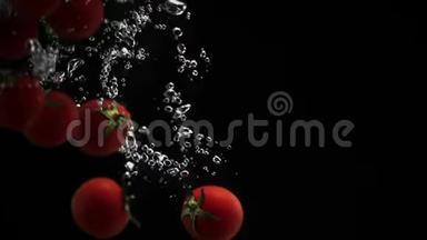 蔬菜、樱桃、西红柿和红黄椒落入水中，黑色背景