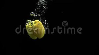 黄铃椒<strong>落入水中</strong>，随着大量气泡旋转，黑色背景