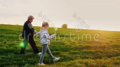 祖母和孙女正在<strong>乡间</strong>散步。 他们在日落时沿着<strong>乡间</strong>小路走。 活动
