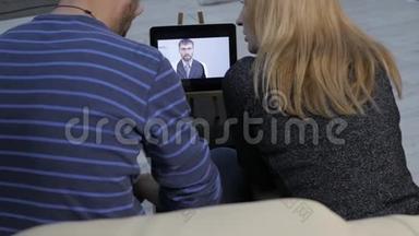 医生通过视频聊天与一对已婚夫妇汇报体检结果.. 网上医疗