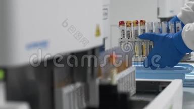 实验室技术人员在自动化医疗设备中准备尿液样本