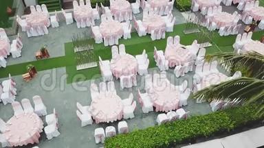 无人机飞过婚礼晚餐装饰，或<strong>结婚纪念</strong>日，在花园户外，餐饮设置椅子和