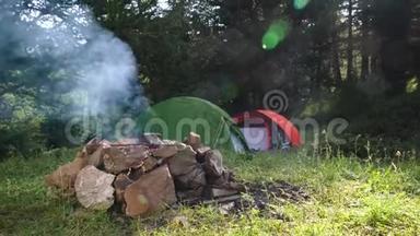 带帐篷的Bivouac<strong>夏令</strong>营和带火营视频4K