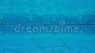水下游泳池，带复制空间的蓝色水背景