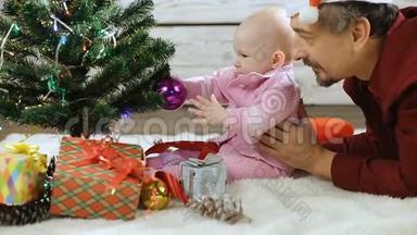 孩子和爸爸在圣诞树<strong>下</strong>