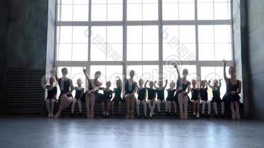 小女孩跳<strong>芭蕾</strong>。 <strong>芭蕾</strong>舞班的孩子们。 小<strong>芭蕾</strong>舞演员和老师。 美丽的景色。