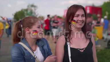 在足球比赛中，女孩支持德国队的球迷区