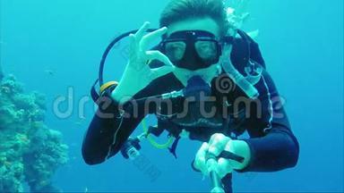 沙姆沙伊赫，埃及，2017年3月：优秀的<strong>假期</strong>和潜水在温暖的海洋。 水肺潜水员在<strong>安全</strong>标志上