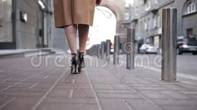 穿着黑色高跟鞋走路的女人
