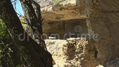 岩石中的人工洞穴。