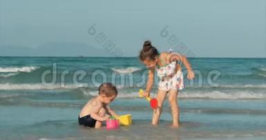 快乐无忧无虑的孩子们在<strong>海边玩沙子</strong>。 小朋友<strong>玩</strong>，哥哥姐姐在<strong>海边玩</strong>.. 快乐