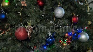 装饰的圣诞树。 新年。 多种颜色的装饰品、花环和灯泡
