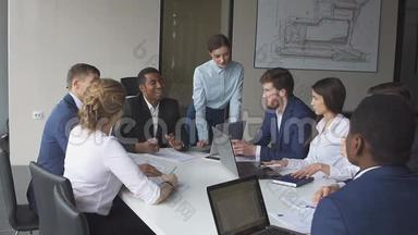 创意商业团队会议在现代创业办公室。 动作缓慢。