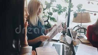一家公司的女商人在咖啡馆里积极讨论一个商业项目，并签订了合同
