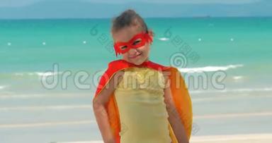穿着超级英雄服装的漂亮小女孩，穿着<strong>红色</strong>斗篷和英雄的面具。 <strong>背景图</strong>