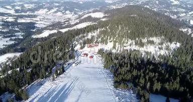 空中景观雪坡与滑雪电梯在冬季<strong>滑雪场</strong>。 豪华<strong>滑雪场</strong>无人驾驶飞机观景台冬季活动