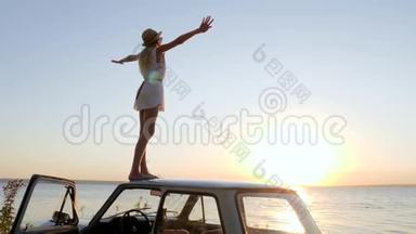 快乐的情感之旅，女孩举起手臂在屋顶汽车户外