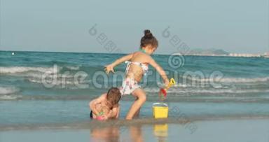 快乐无忧无虑的孩子们在<strong>海边玩沙子</strong>。 小朋友<strong>玩</strong>，哥哥姐姐在<strong>海边玩</strong>.. 开心快乐