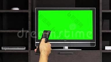 使用遥控器在绿色屏幕背景下切换<strong>电视频道</strong>