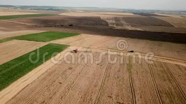 现代联合收割小麦的空中景观。 <strong>田间劳动</strong>的收割者