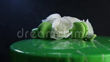 装饰精美的琉璃绿色蛋糕四处走动