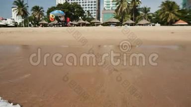 越南场景：芽庄海滩上的人。 在海滩冲浪。 关<strong>注水</strong>。
