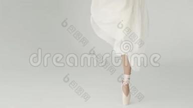 <strong>芭蕾</strong>舞女`的腿在尖鞋特写。 <strong>芭蕾</strong>舞演员穿着一件长而起伏的连衣裙跳<strong>芭蕾</strong>。 慢动作