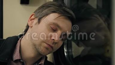 在<strong>地铁地铁地铁地铁</strong>里睡觉的人。 劳累的工人学生下班后睡觉，辛苦一天，生病，疲劳
