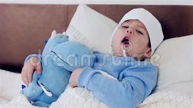 儿童咳嗽，儿童头部受压感冒躺在床上，婴儿测量体温电子温度计