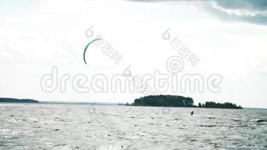 人们在海里风筝冲浪。