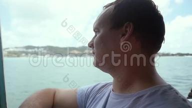 年轻人在度假船上放松，在蔚蓝的海湾喝啤酒。 慢动作。 1920x1080，高清