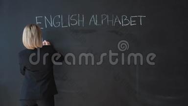 教育理念——ABC字母学校板书理念.. 学校老师在英语课上写ABC字母或