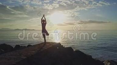 女人剪影<strong>瑜伽</strong>对抗海洋之上的太阳