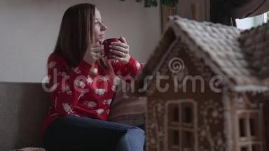 <strong>圣诞</strong>快乐，假日快乐。 年轻女子喝着温茶和<strong>圣诞饼</strong>干