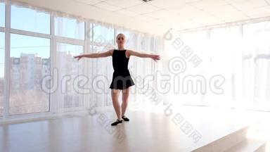 年轻迷人的芭蕾舞演员练习芭蕾舞动作