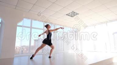 年轻的芭蕾舞演员练习芭蕾舞动作