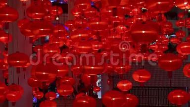 春节红纸在商场装饰。