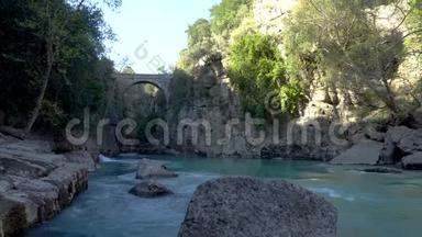 土耳其Koprulu Kanyon国家公园穿过Kopru Irmagi溪的古物奥卢克桥