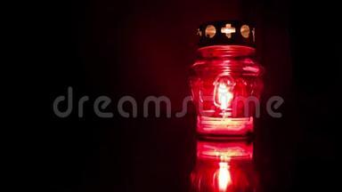 <strong>红色记忆</strong>灯笼的时间推移，在黑暗的镜子背景上用颤抖的火焰蜡烛。