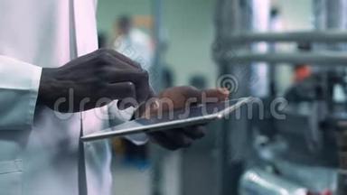 科学家在实验室里用<strong>手点击</strong>平板电脑