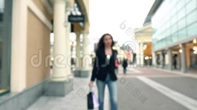 穿着高跟鞋、带着购物袋走在时装店的黑发模糊女孩。 4Kboke背景视频